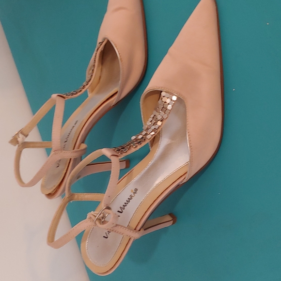 🙂2/$20- Varsavia viamara Nude heels size - Picture 2 of 5